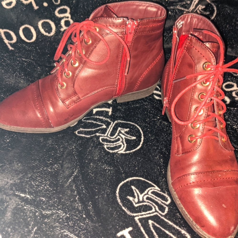 Rouge pixie boots